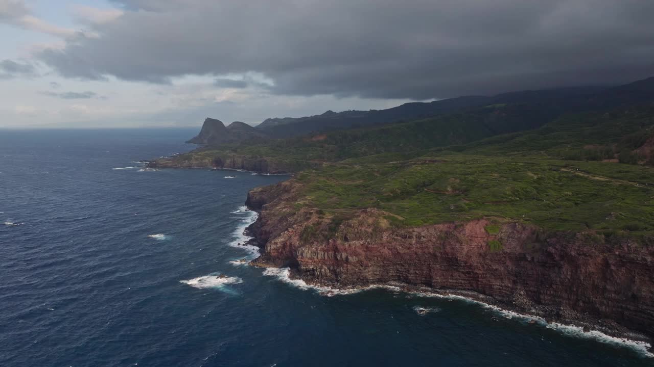 全景航拍回美丽的原始未受破坏的自然美景西毛伊岛北岸视频素材