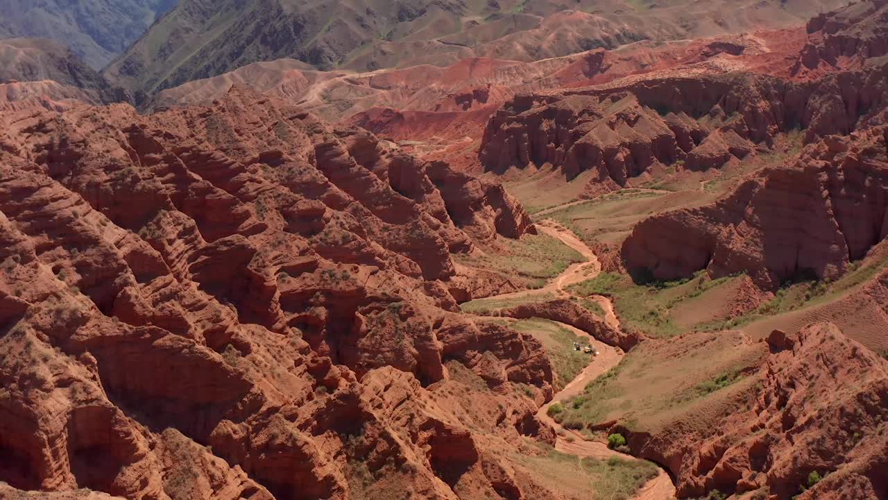 康内克峡谷是布姆斯基峡谷中的一个神奇的地方。红色砂岩的石柱。穿越吉尔吉斯斯坦山脉的旅行视频下载