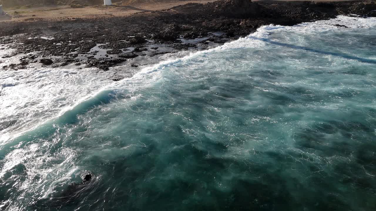 鸟瞰图海浪冲击富埃特文图拉海岸在科拉雷霍视频素材