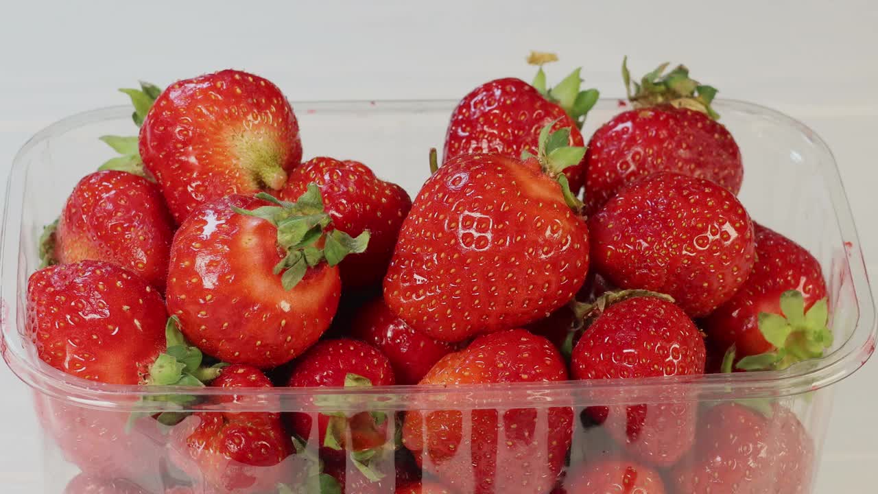 近距离观察包装中的新鲜红草莓。缓慢的运动。视频素材