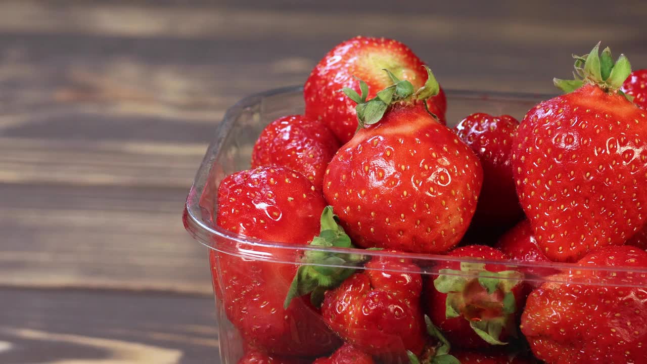 包装盒里的成熟草莓。缓慢的运动。视频素材