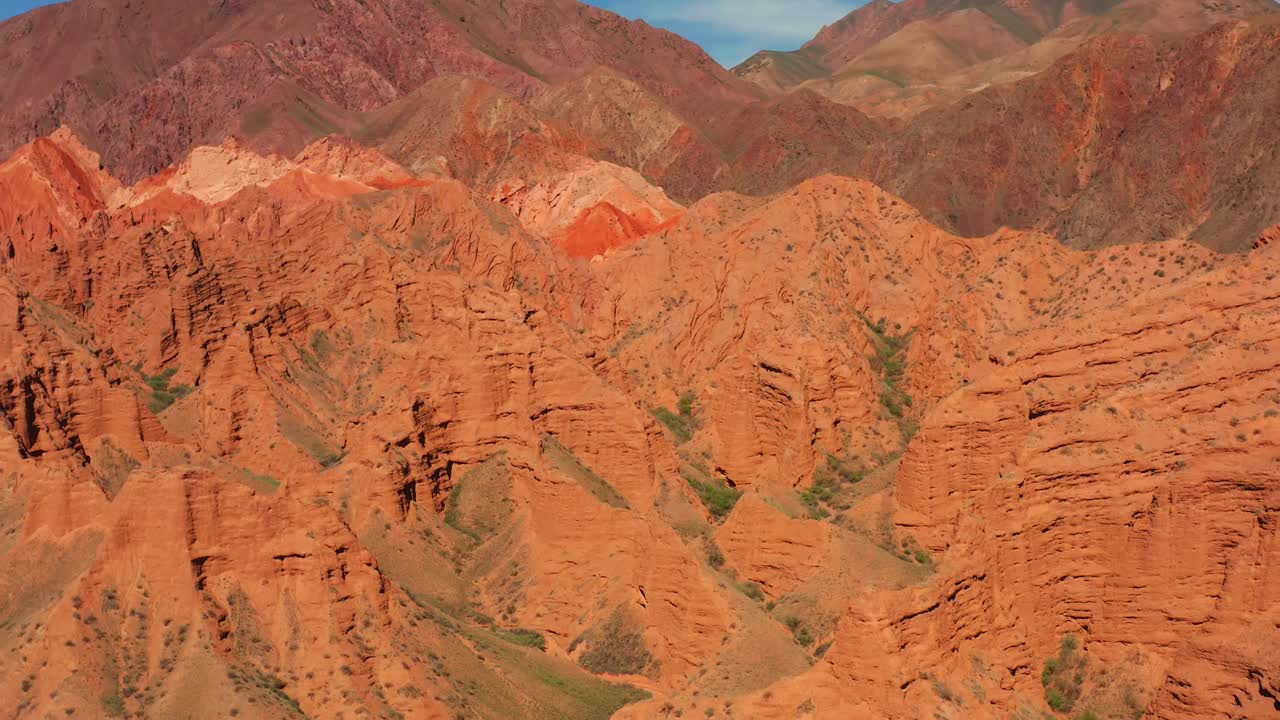 穿越吉尔吉斯斯坦山脉的旅行。康内克峡谷令人惊叹的风景。康内克峡谷是一个令人惊叹的旅游目的地视频下载