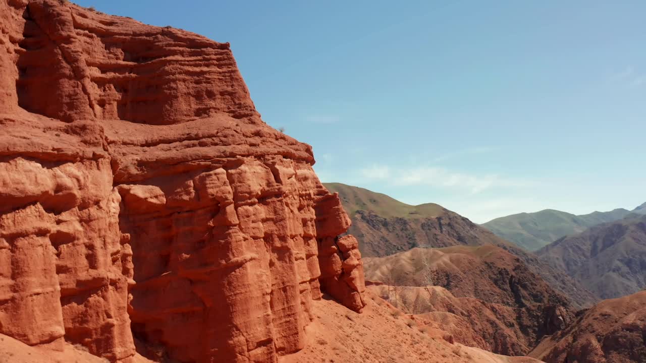 周末在吉尔吉斯斯坦的Konorchek峡谷徒步旅行。风景如画的夏日山景。穿越吉尔吉斯斯坦山脉的旅行。视频下载