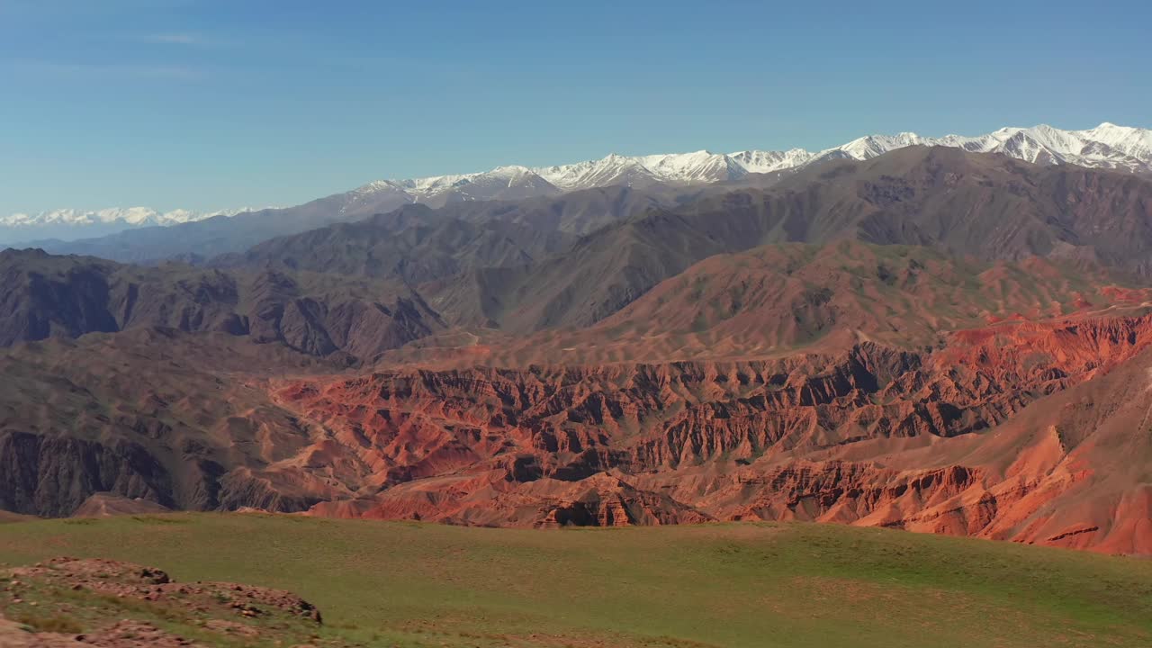 康内克峡谷鸟瞰图。在吉尔吉斯斯坦令人惊叹的山脉中徒步旅行。美丽的山景夏日。远处白雪覆盖的山峰视频下载