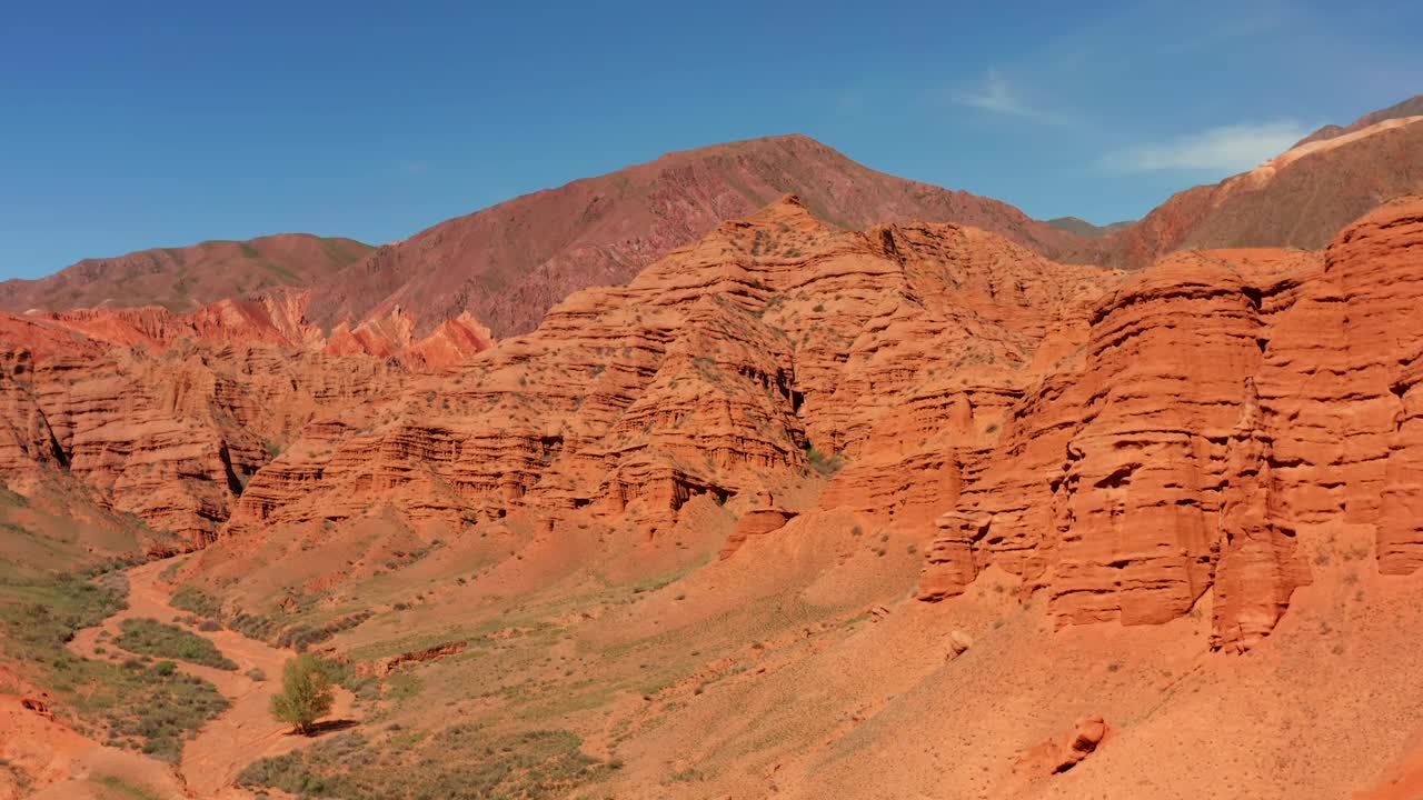 konorchestrk峡谷是一个令人惊叹的旅游目的地，位于吉尔吉斯山脉的东部。红色砂岩的石柱。河床干涸的河床视频下载