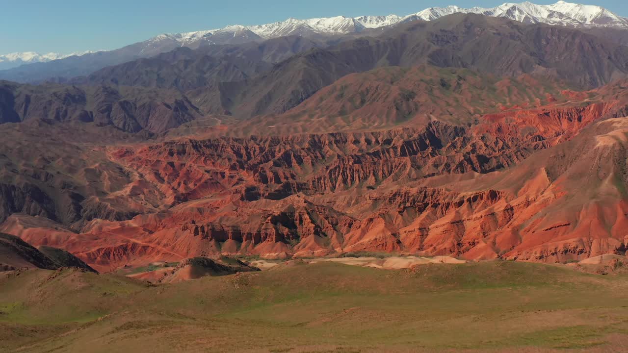 壮丽的夏季山景。驾驶无人机飞越令人惊叹的自然遗迹——吉尔吉斯斯坦的konorchestrk峡谷。视频下载