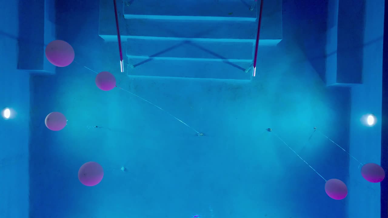 庆祝装饰气球布置在游泳池视频素材