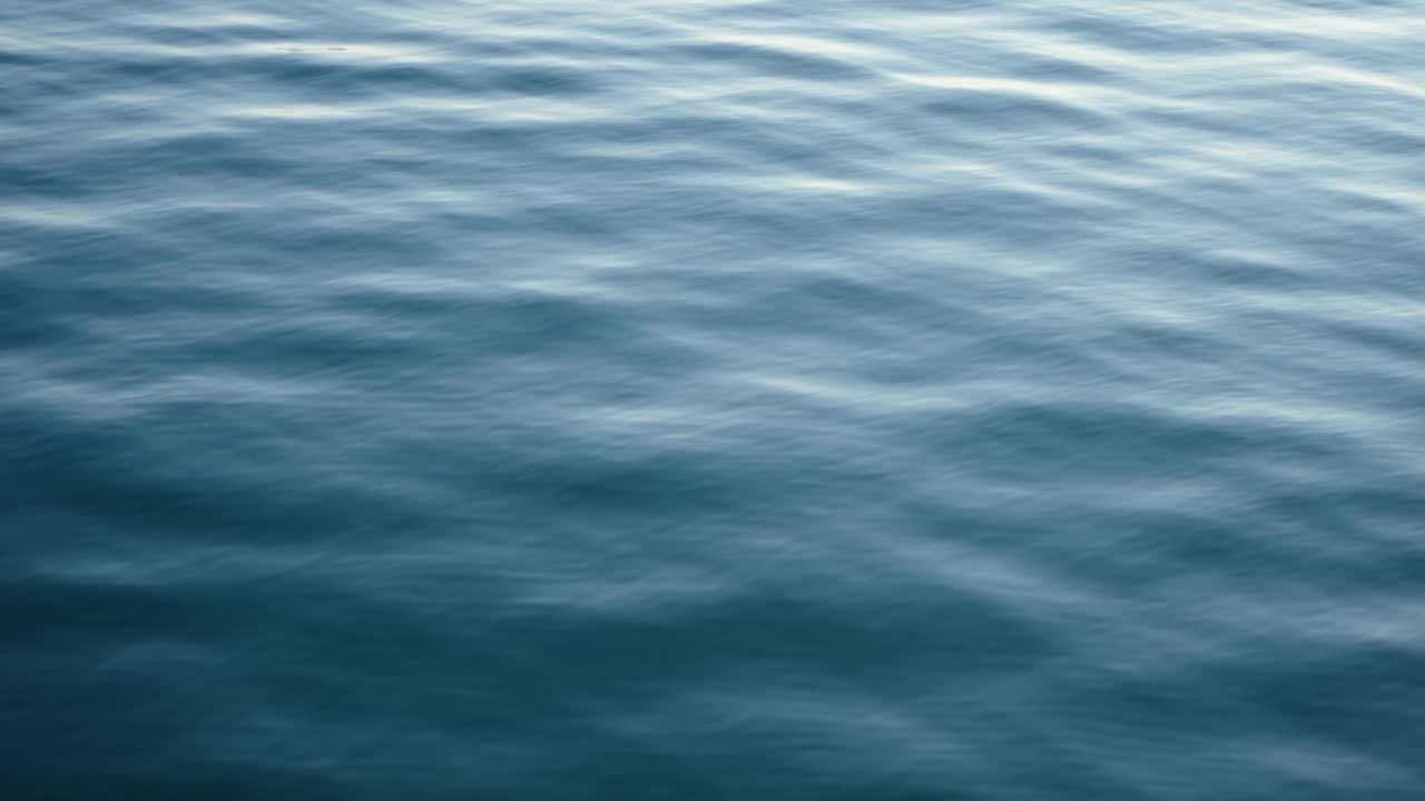 波浪在蓝色纯净的大海缓慢移动。生态概念视频素材