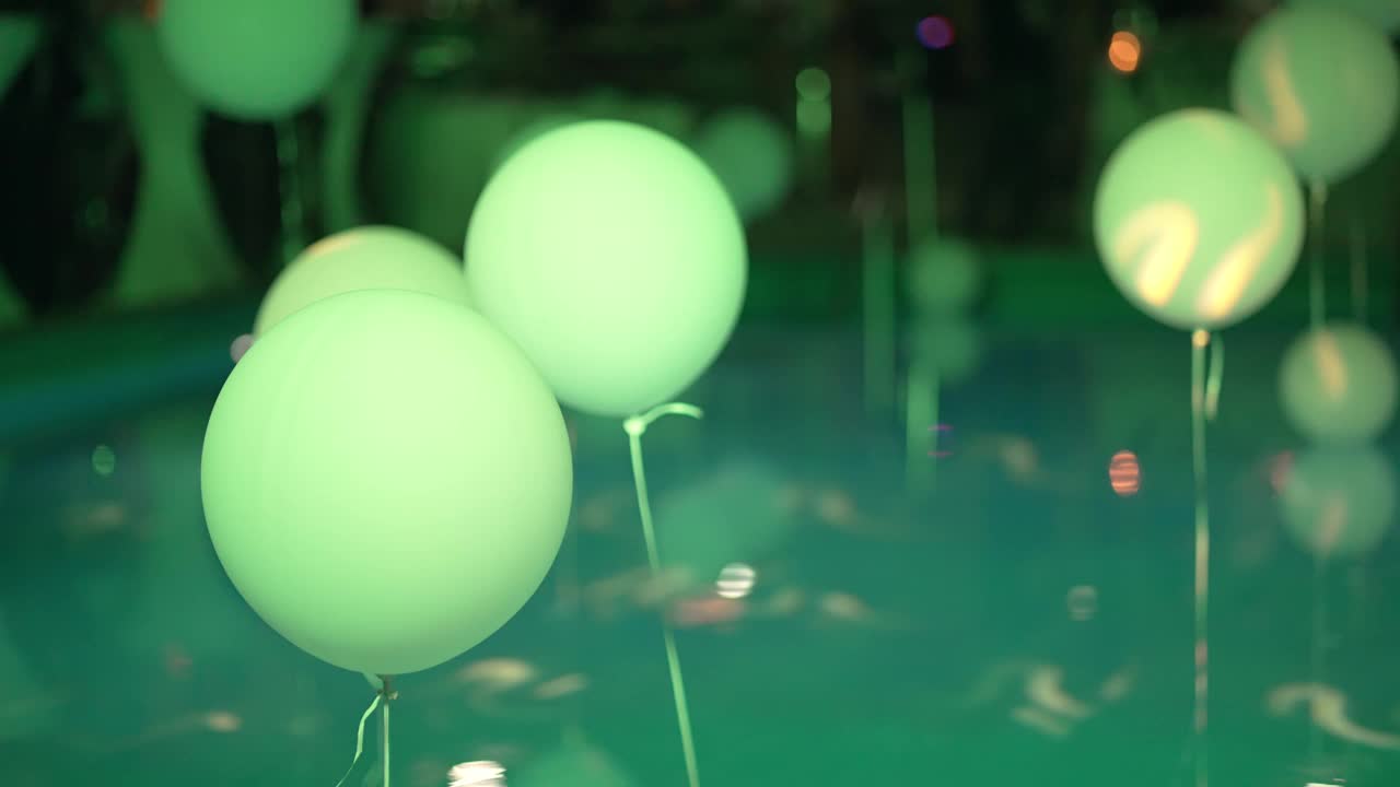 晚上泳池派对上的庆祝气球装饰视频素材