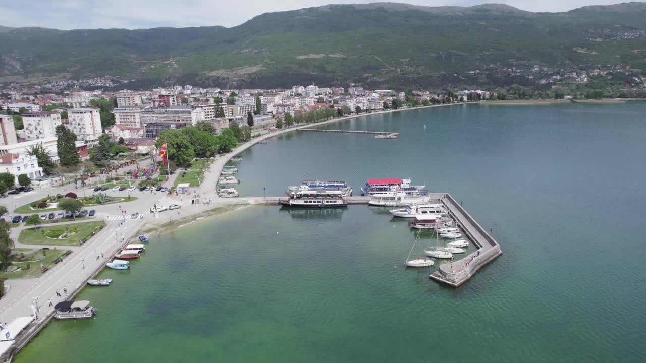 奥赫里德鸟瞰图。不同的帆船停靠在赫赫湖上，背景是传统的房屋建筑视频素材