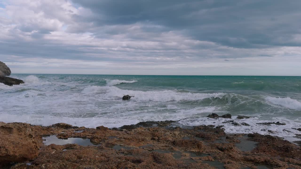 春天西班牙地中海沿岸的风暴视频素材