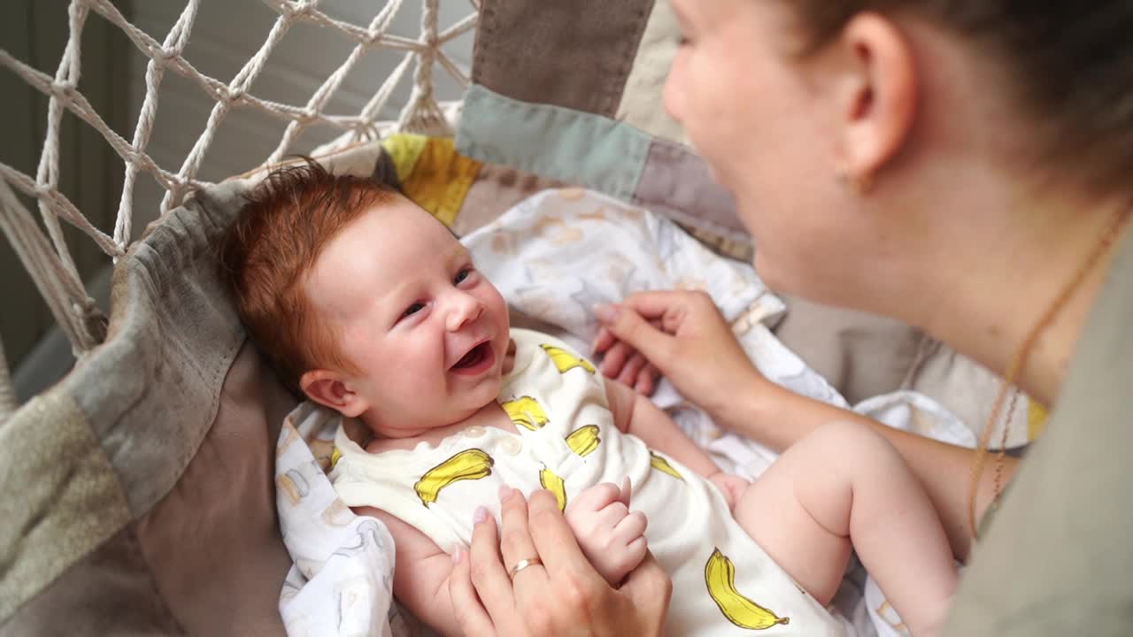 妈妈在家里享受她刚出生的孩子视频素材