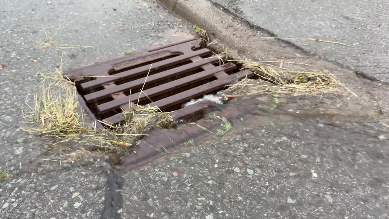 水流入井口，洪水，风暴4k视频素材