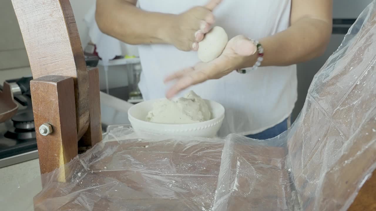 制作传统墨西哥玉米饼，典型的玉米饼制作视频素材