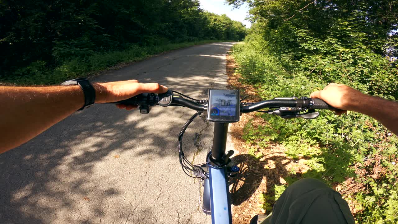 电动自行车的观点。骑自行车的人在大自然中骑行。生态旅游视频素材