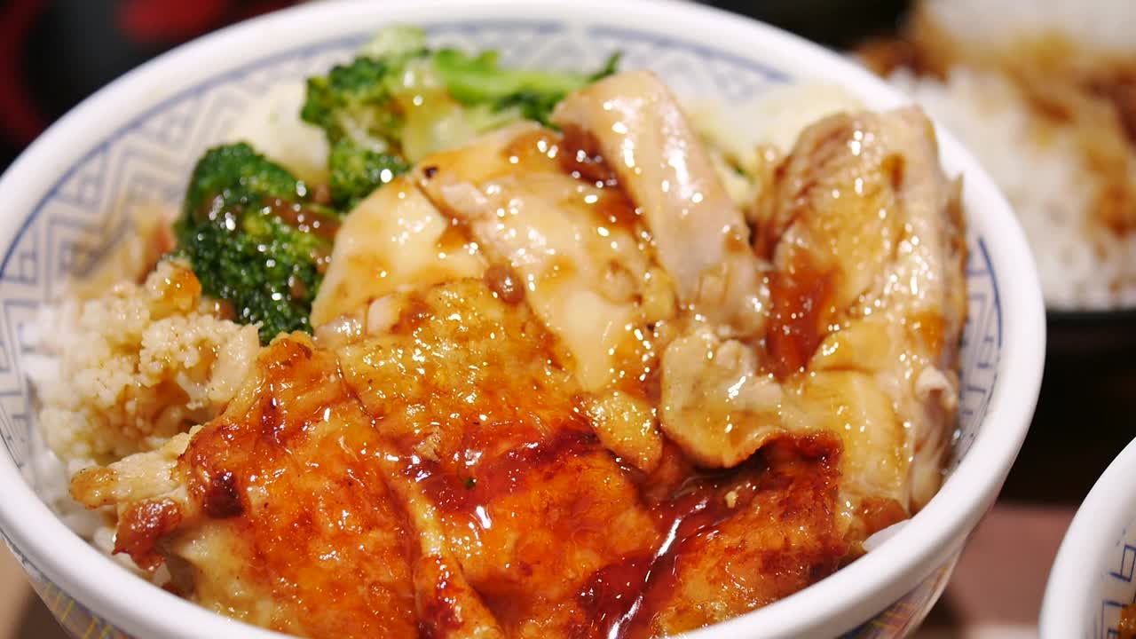 日式照烧鸡配米饭视频素材