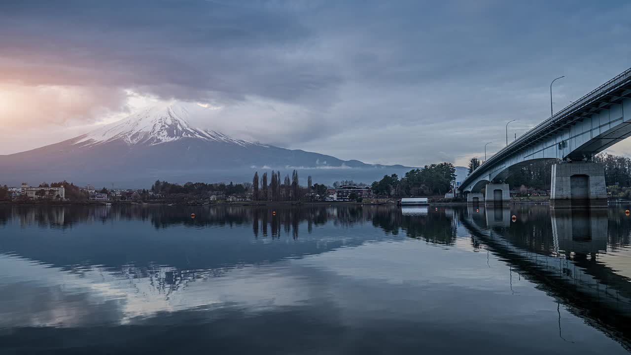 日本，川口湖和富士山的晨景。视频素材