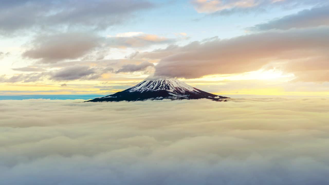 日本富士山和日出时的晨雾。视频素材