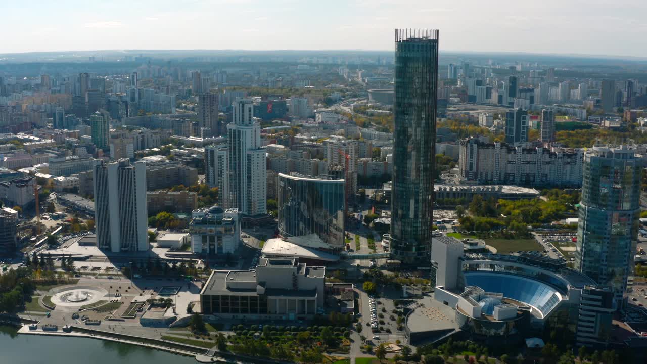 夏天的高层建筑俯瞰美丽的城市。资料片。现代都市鸟瞰图。美丽的阳光明媚的一天在现代城市与摩天大楼和河流在夏天视频素材