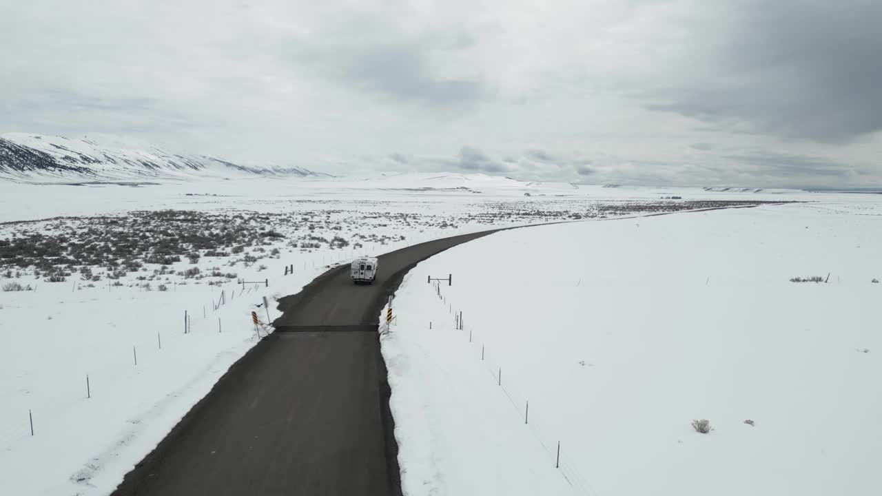 Vanlife的生活方式，流动性，自给自足，探索不同的地点视频素材