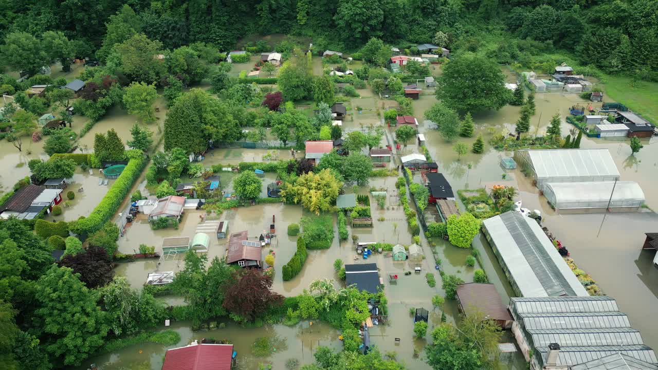 德国waldhut - tiengen，被洪水淹没的田地和花园房屋视频素材