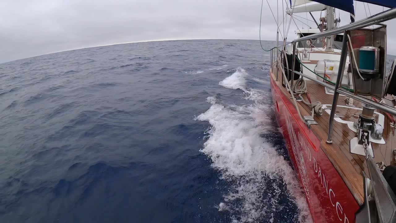 一艘红色的船在海洋中航行，背景是蓝天视频下载