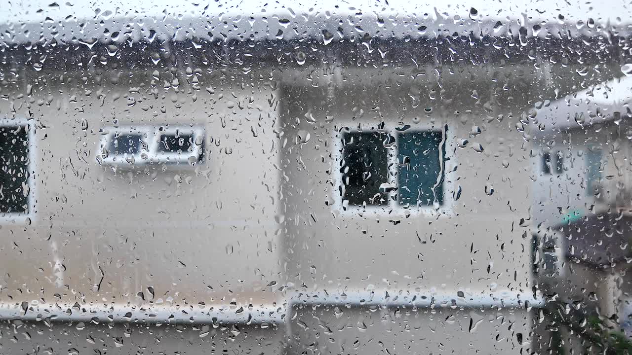 雨季窗户上的雨滴。视频下载