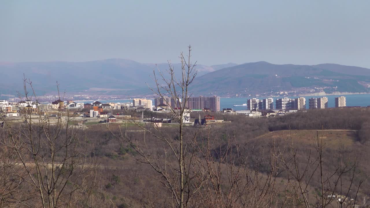 新罗西斯克市全景，海湾和海与山。视频下载