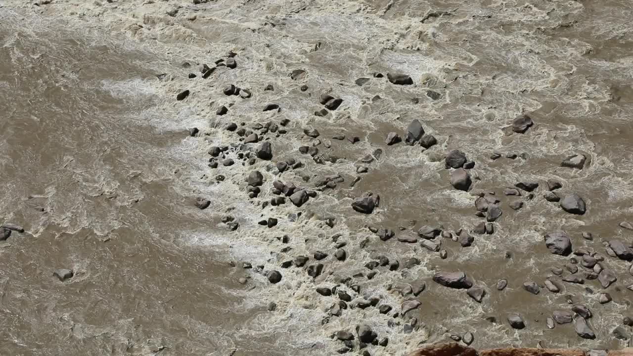 奥兰治河的洪水特写。视频素材