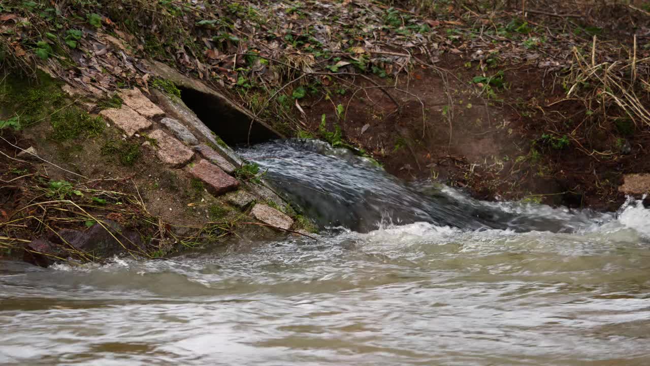 洪水时流入脏河的水视频素材