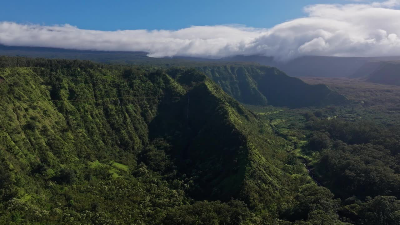 全景鸟瞰隐藏的瀑布在毛伊岛北岸的山谷视频素材