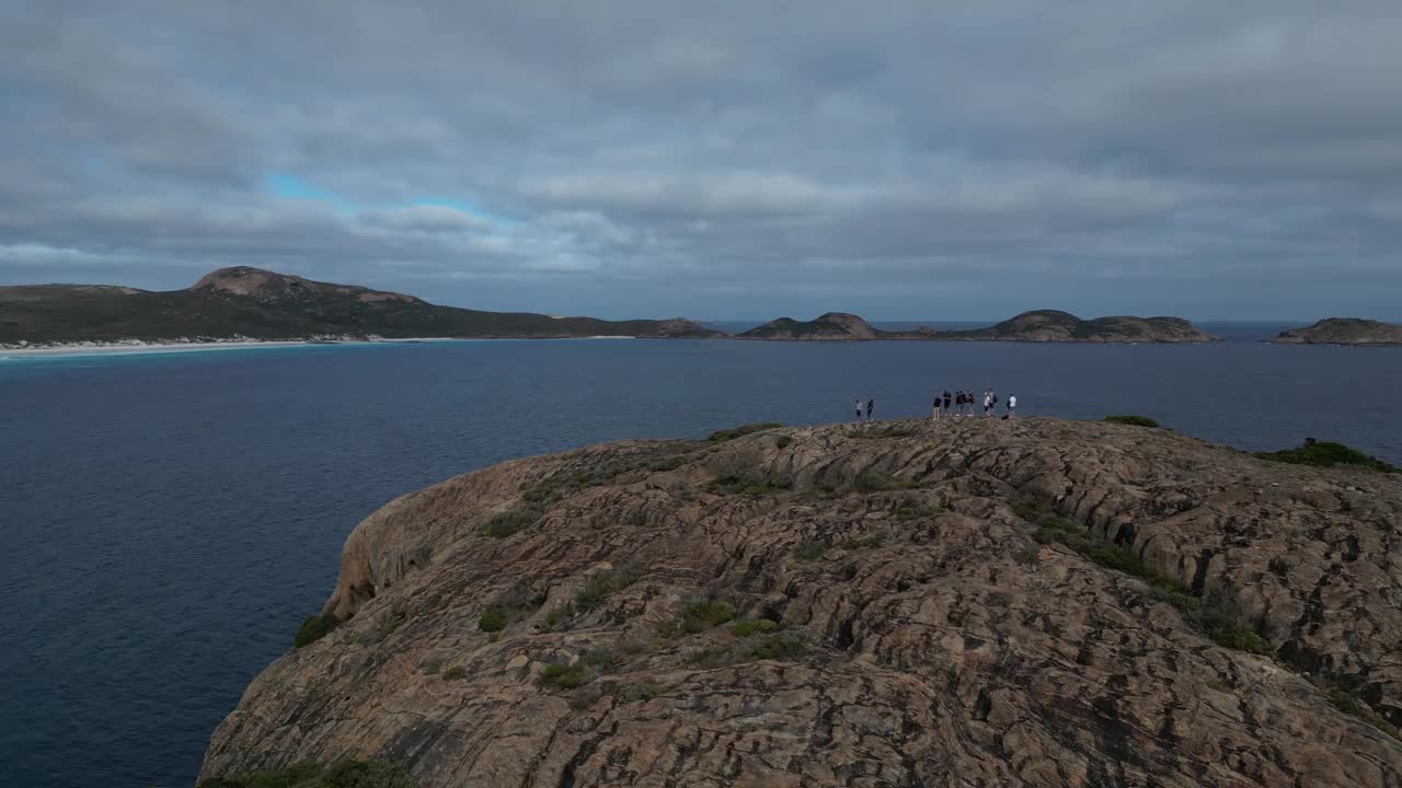 一群人在山顶上享受海风，角勒格兰德地区，西澳大利亚视频素材