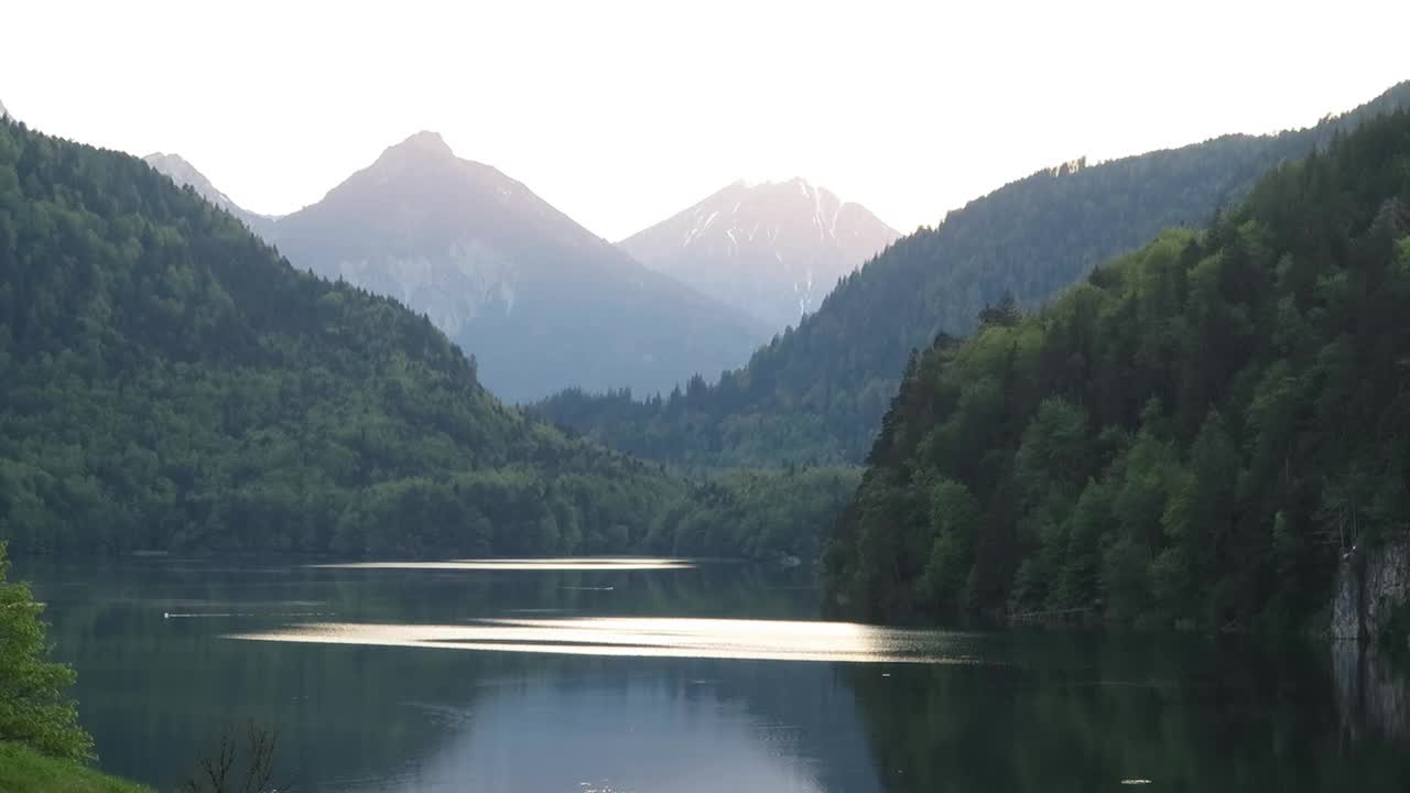 德国巴伐利亚州阿尔卑斯湖日落景观。山水环抱。视频下载