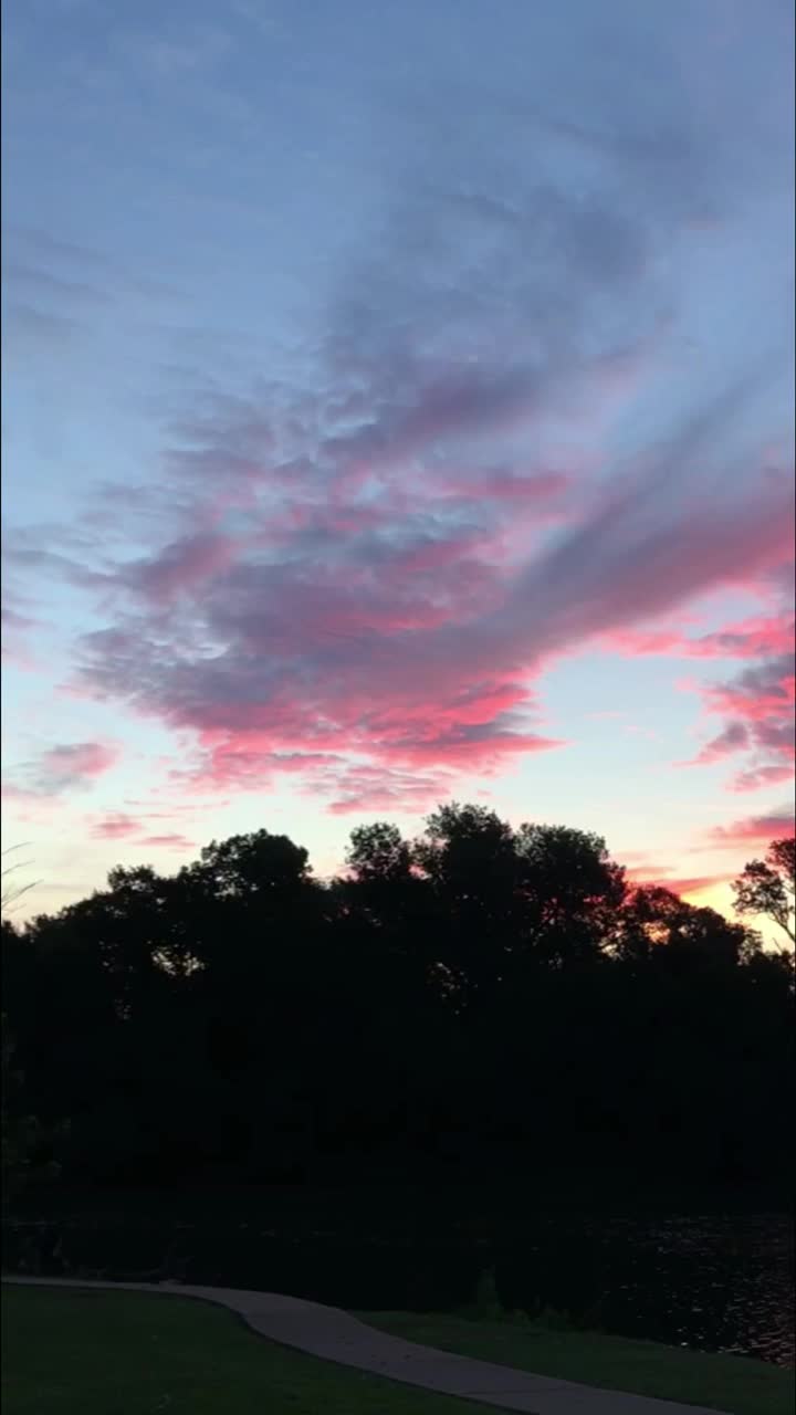 平移拍摄的美丽日出在湖面上与火红的条纹在天空中视频下载