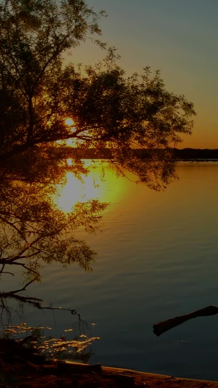 夕阳反射在湖水中的稳定画面视频下载