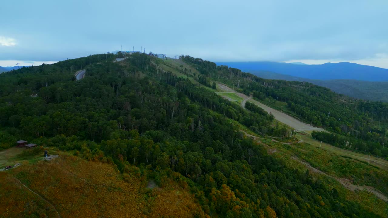 山上缆车的鸟瞰图。夹。旅行和户外活动，丘陵，针叶树和蓝天。视频素材