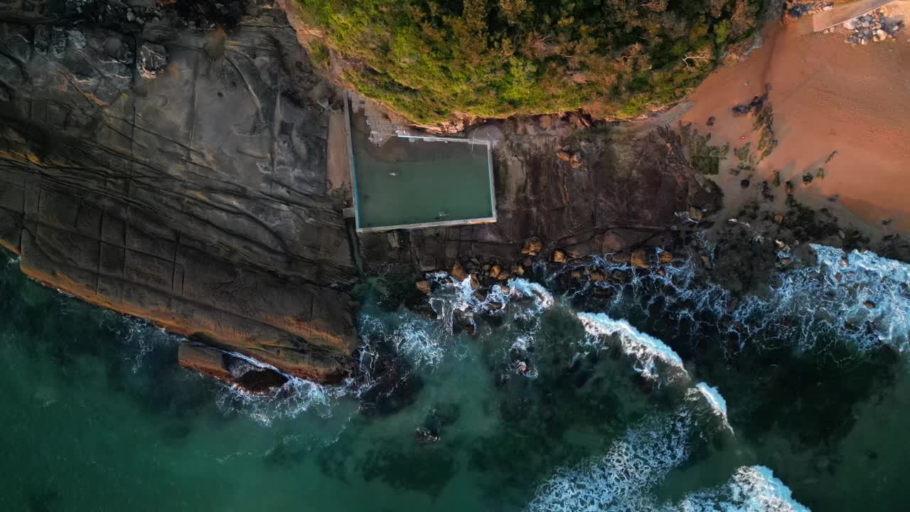 黎明轻海游潮池视频素材