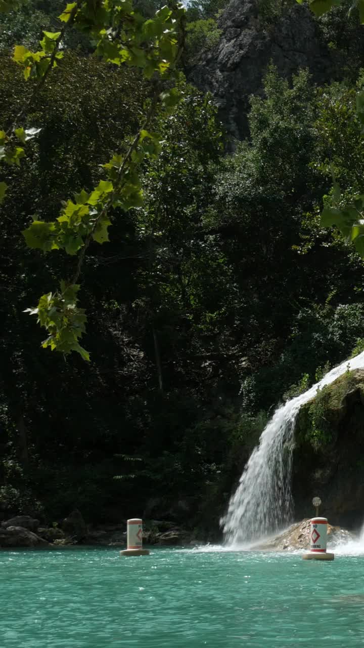 平移，特纳瀑布在一个明亮美丽的晴天，俄克拉荷马州，美国的侧视图拍摄视频下载