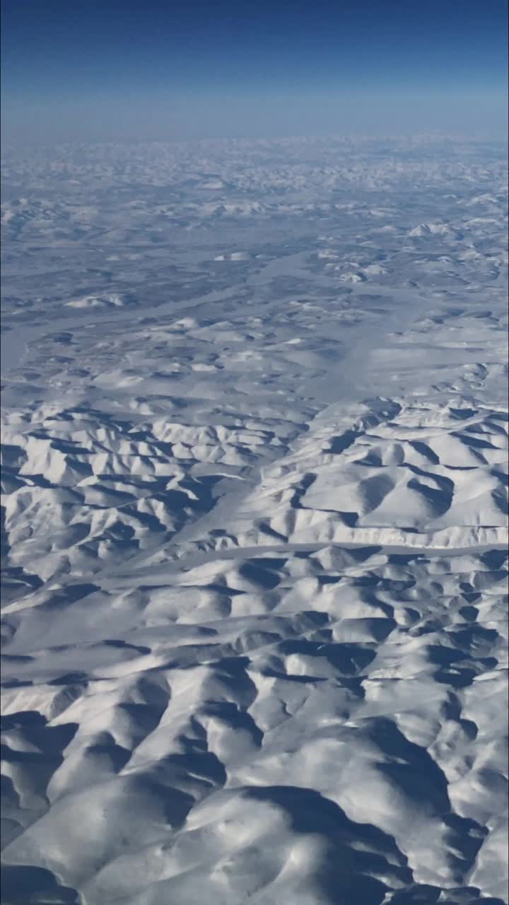 从飞机窗口看到的加拿大马尼托巴省上空的垂直冬季景观视频下载