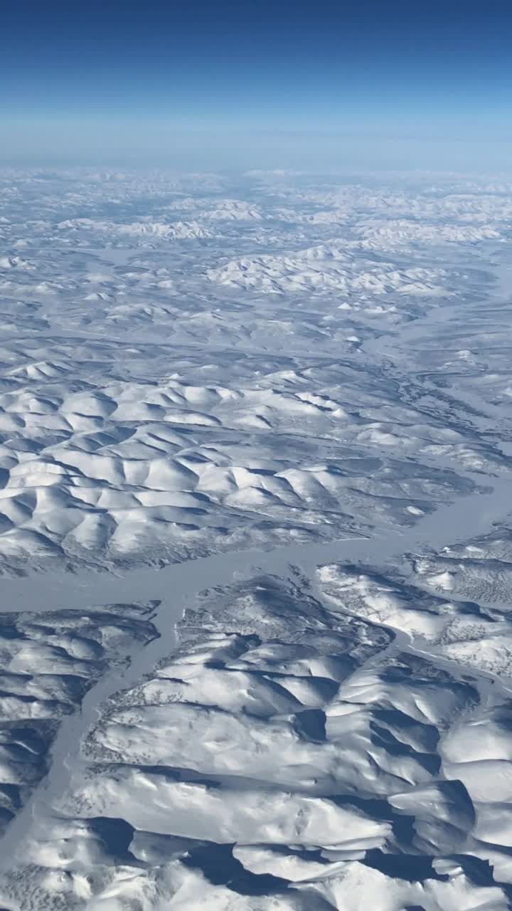 垂直，平移镜头，鸟瞰积雪覆盖的景观视频下载