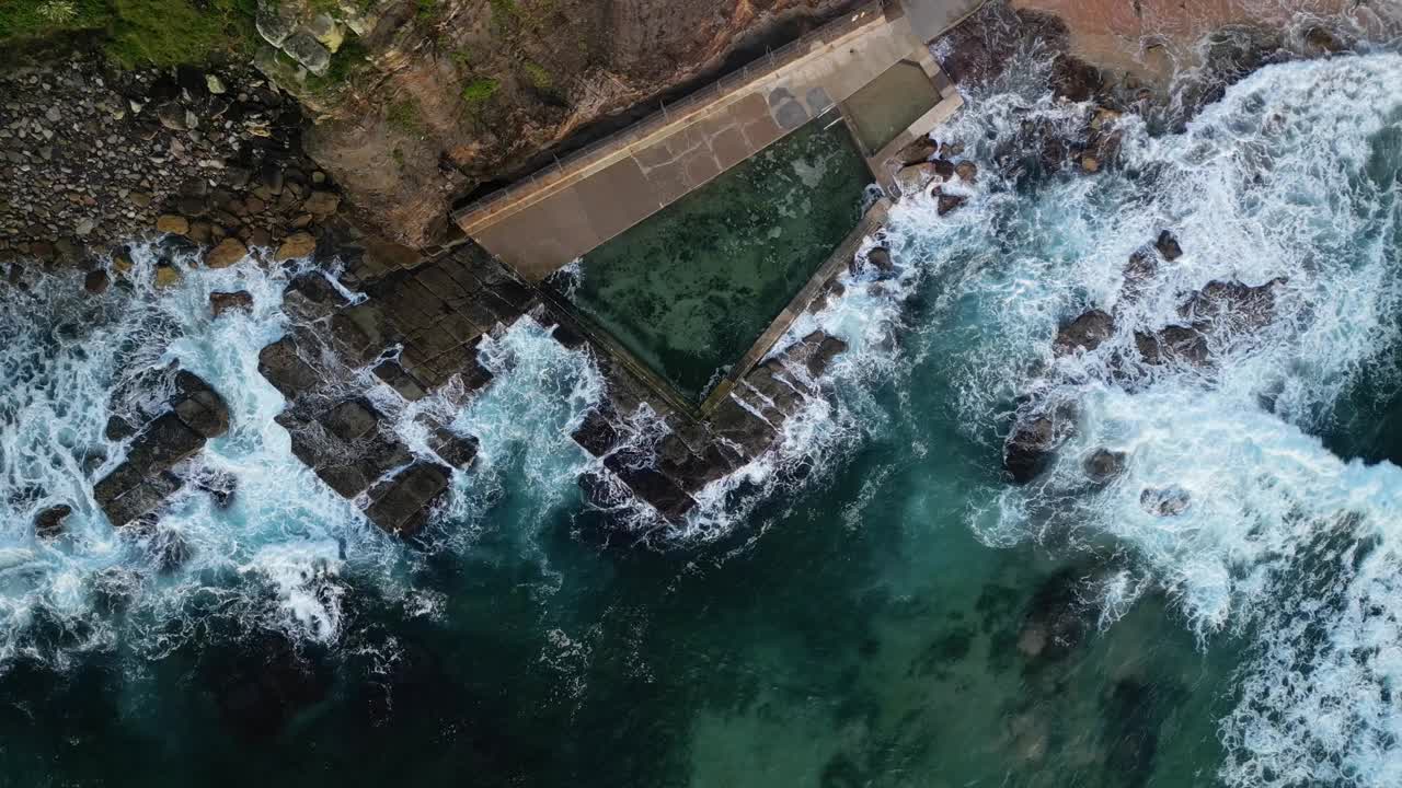 海浪冲击着海潮池视频素材