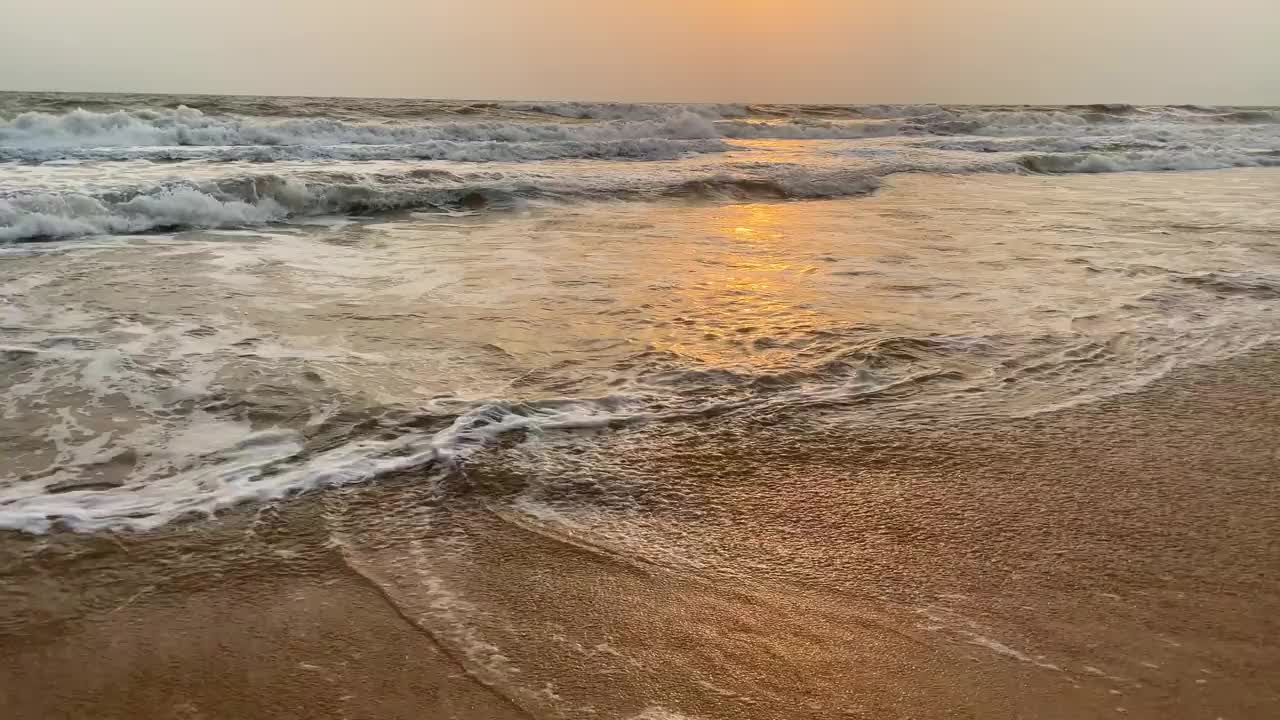 夕阳在印度果阿的坎多林海滩。视频下载