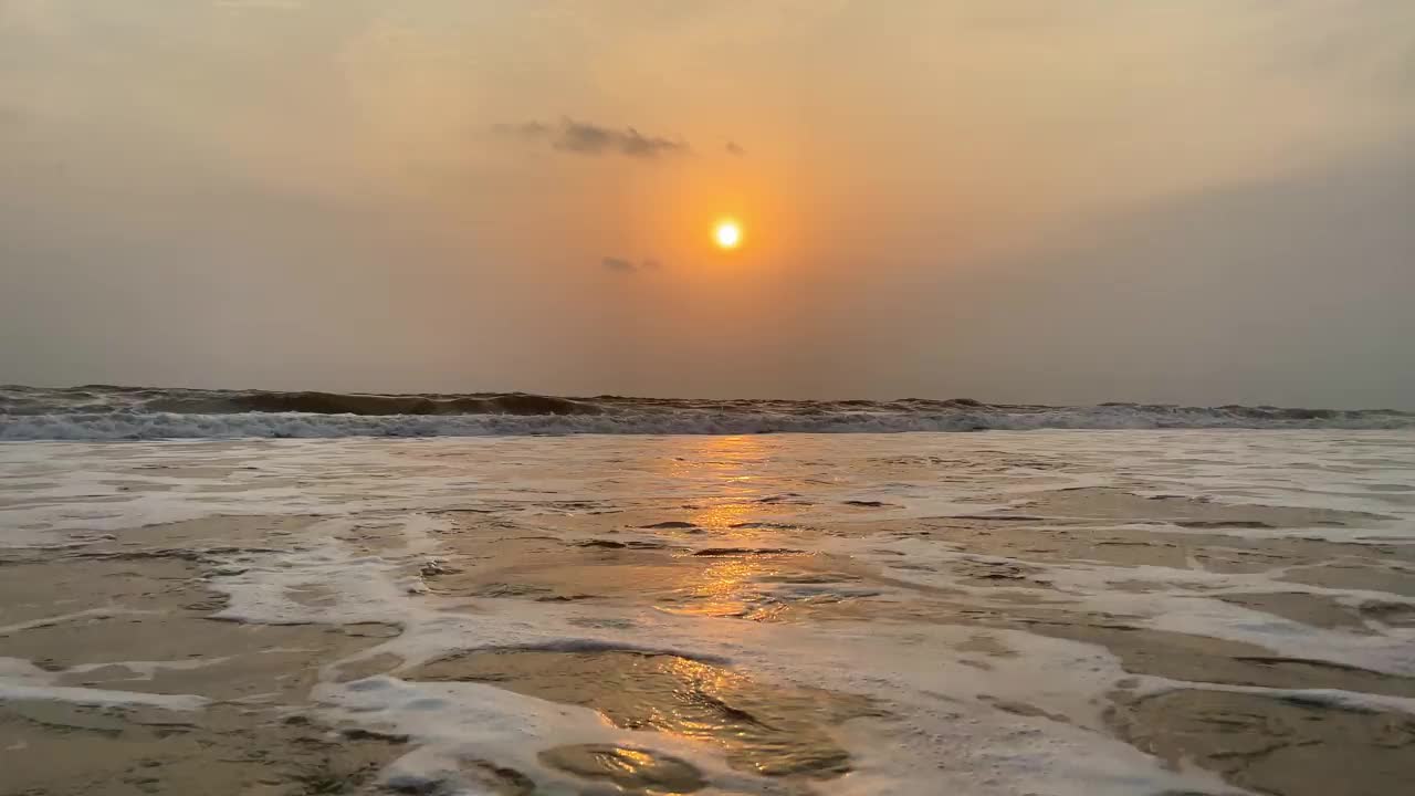 夕阳在印度果阿的坎多林海滩。视频下载