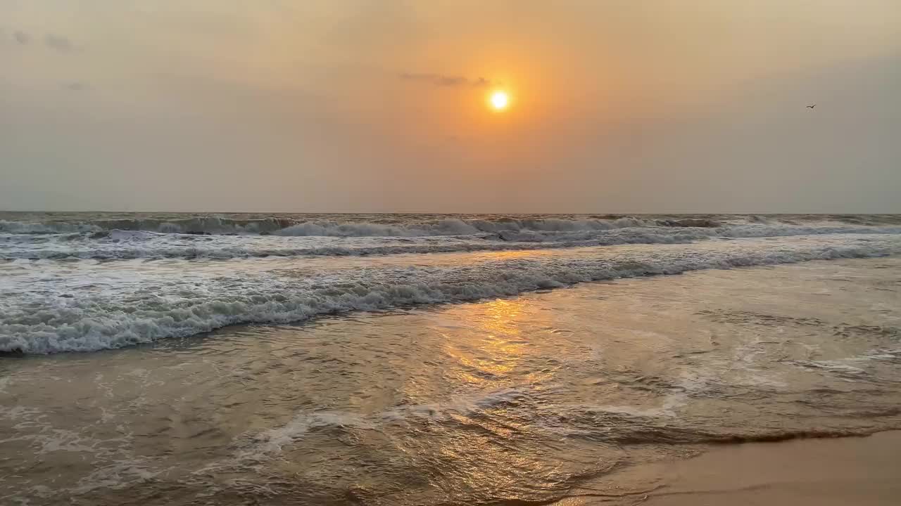 夕阳在印度果阿的坎多林海滩。视频下载