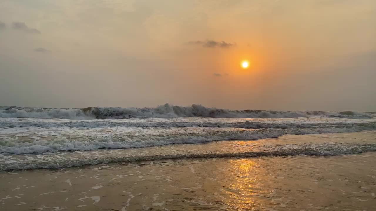 夕阳在印度果阿的坎多林海滩。视频下载