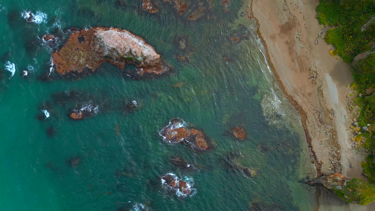 俯瞰美丽的野生海岸与岩石在水中。夹。海岸附近有岩石和波浪。鼓舞人心的自然海岸与各种岩石视频素材