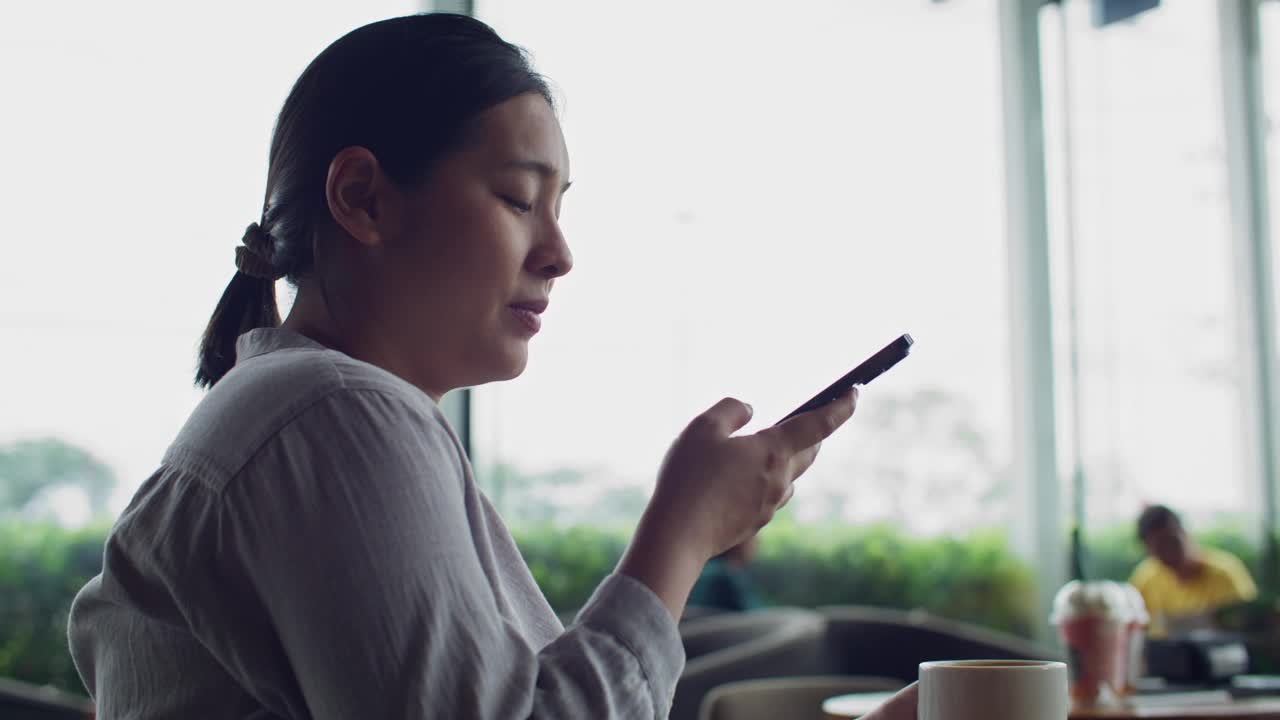 一位女士在她的智能手机上使用智能人工智能虚拟助手ChatGPT视频素材