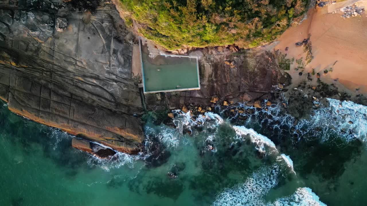 潮水池被涌来的海浪包围视频素材