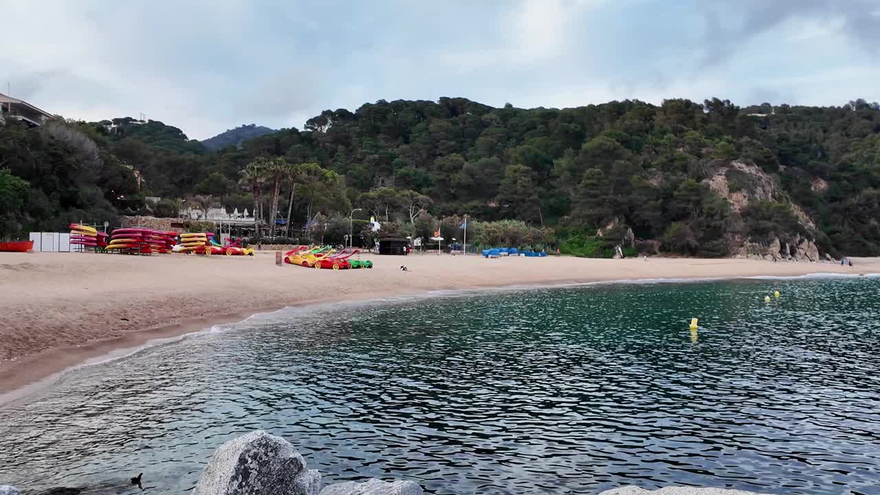 日落时，西班牙空旷沙滩上美丽的海景，背景视频下载