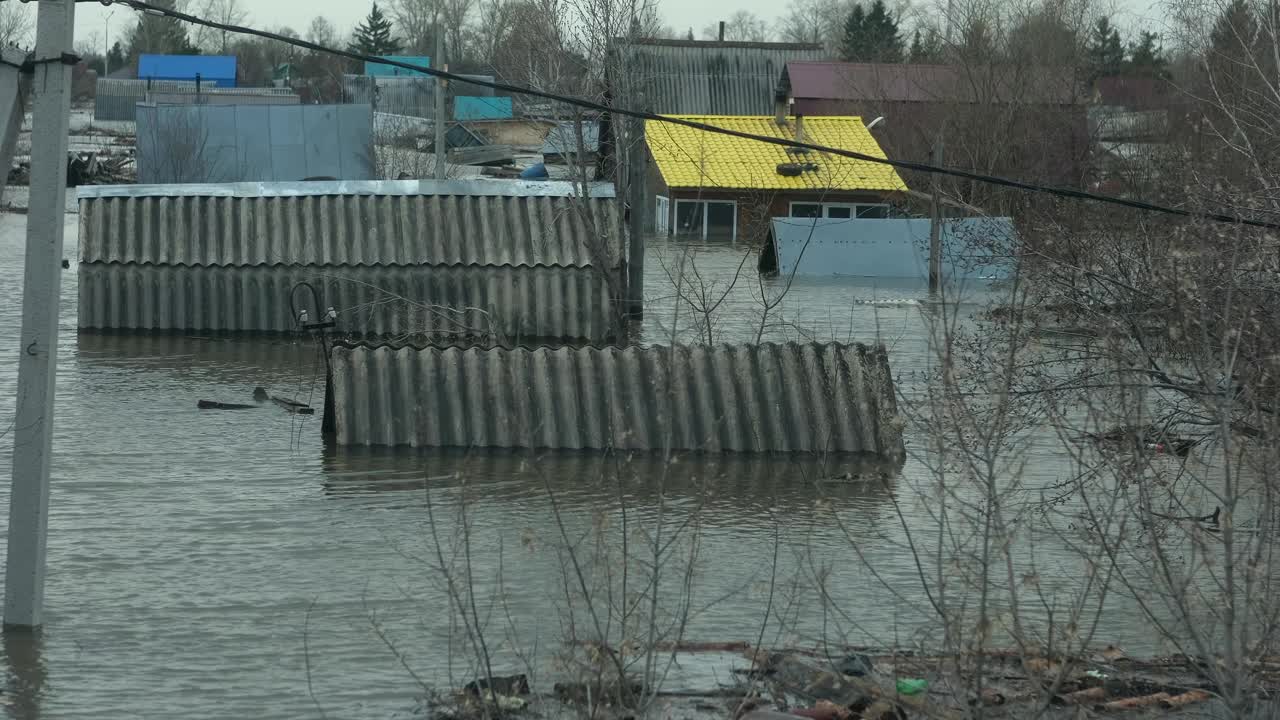 被洪水淹没的房屋视频素材